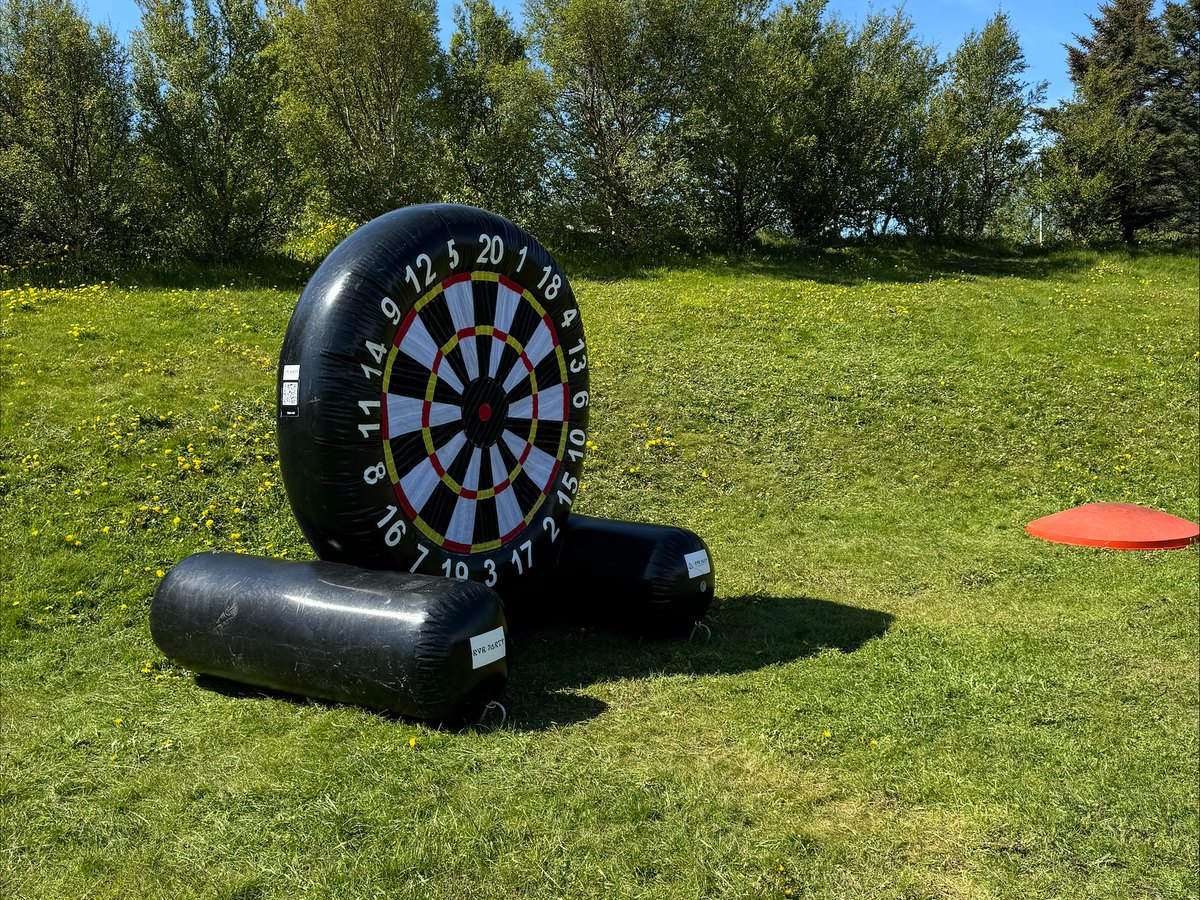 Fótboltapíluspjald á grasflöt fyrir afmæli